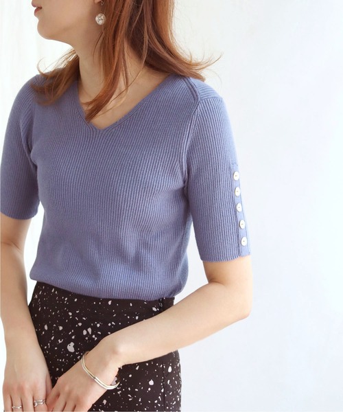 HER CLOSET(ハークローゼット)の「【cheriella】イージーケアCOOLタッチ袖ボタンVネックリブニット(ニット/セーター・レディース・ライトグリーン/アイボリー/グレイッシュベージュ/ブラック/ブルー・M)」の5枚目の写真
