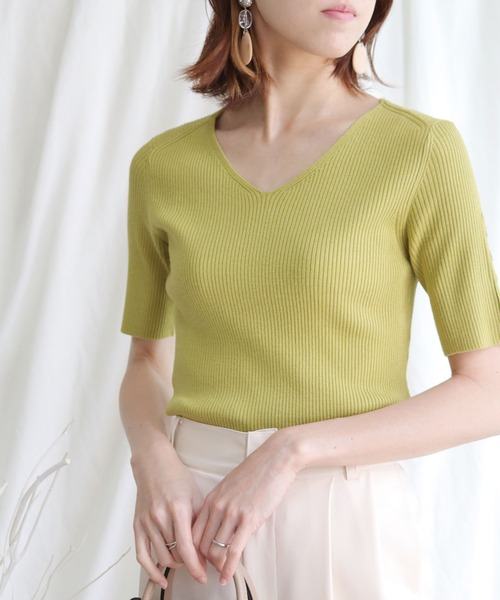 HER CLOSET(ハークローゼット)の「【cheriella】イージーケアCOOLタッチ袖ボタンVネックリブニット(ニット/セーター・レディース・ライトグリーン/アイボリー/グレイッシュベージュ/ブラック/ブルー・M)」の4枚目の写真