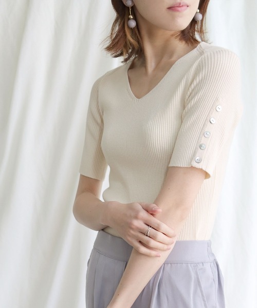 HER CLOSET(ハークローゼット)の「【cheriella】イージーケアCOOLタッチ袖ボタンVネックリブニット(ニット/セーター・レディース・ライトグリーン/アイボリー/グレイッシュベージュ/ブラック/ブルー・M)」の2枚目の写真