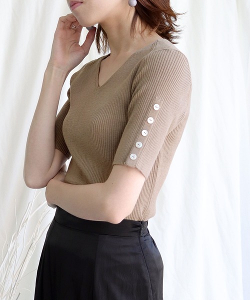 HER CLOSET(ハークローゼット)の「【cheriella】イージーケアCOOLタッチ袖ボタンVネックリブニット(ニット/セーター・レディース・ライトグリーン/アイボリー/グレイッシュベージュ/ブラック/ブルー・M)」の17枚目の写真