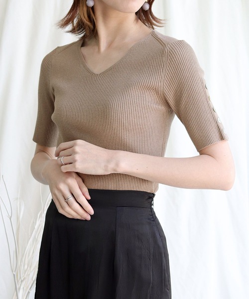 HER CLOSET(ハークローゼット)の「【cheriella】イージーケアCOOLタッチ袖ボタンVネックリブニット(ニット/セーター・レディース・ライトグリーン/アイボリー/グレイッシュベージュ/ブラック/ブルー・M)」の18枚目の写真