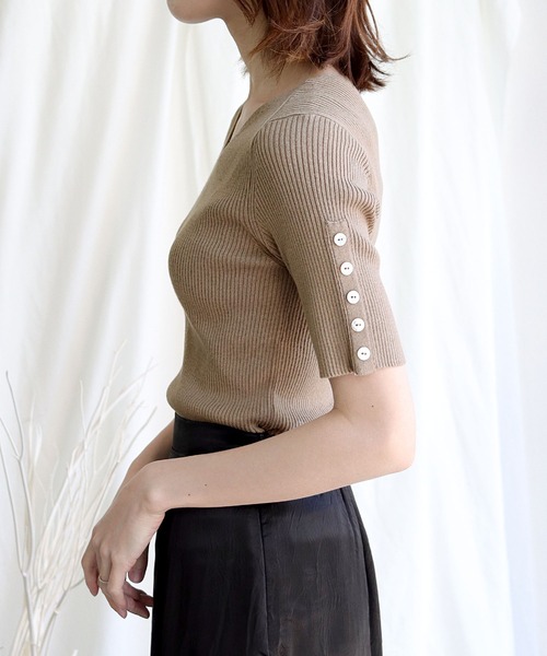 HER CLOSET(ハークローゼット)の「【cheriella】イージーケアCOOLタッチ袖ボタンVネックリブニット(ニット/セーター・レディース・ライトグリーン/アイボリー/グレイッシュベージュ/ブラック/ブルー・M)」の19枚目の写真