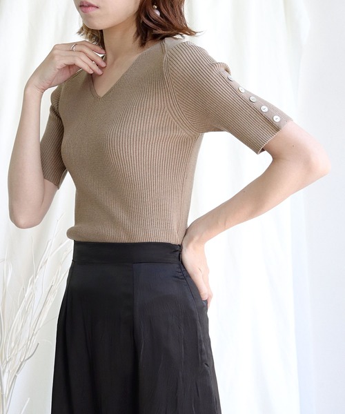 HER CLOSET(ハークローゼット)の「【cheriella】イージーケアCOOLタッチ袖ボタンVネックリブニット(ニット/セーター・レディース・ライトグリーン/アイボリー/グレイッシュベージュ/ブラック/ブルー・M)」の20枚目の写真