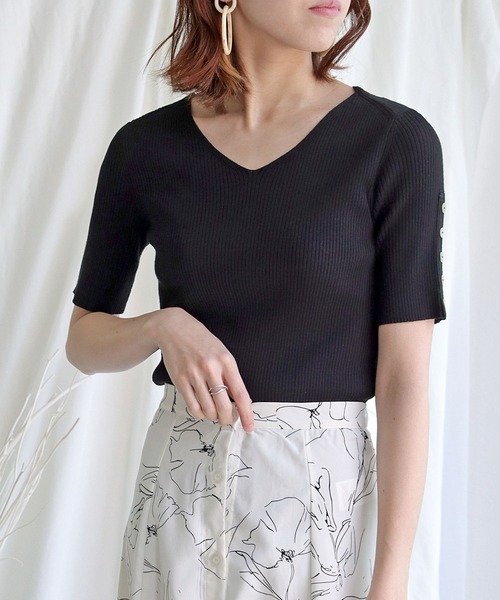 HER CLOSET(ハークローゼット)の「【cheriella】イージーケアCOOLタッチ袖ボタンVネックリブニット(ニット/セーター・レディース・ライトグリーン/アイボリー/グレイッシュベージュ/ブラック/ブルー・M)」の13枚目の写真