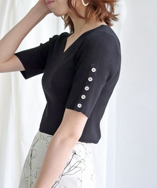 HER CLOSET(ハークローゼット)の「【cheriella】イージーケアCOOLタッチ袖ボタンVネックリブニット(ニット/セーター・レディース・ライトグリーン/アイボリー/グレイッシュベージュ/ブラック/ブルー・M)」の12枚目の写真