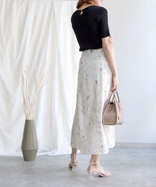 HER CLOSET(ハークローゼット)の「【cheriella】イージーケアCOOLタッチ袖ボタンVネックリブニット(ニット/セーター・レディース・ライトグリーン/アイボリー/グレイッシュベージュ/ブラック/ブルー・M)」の16枚目の写真
