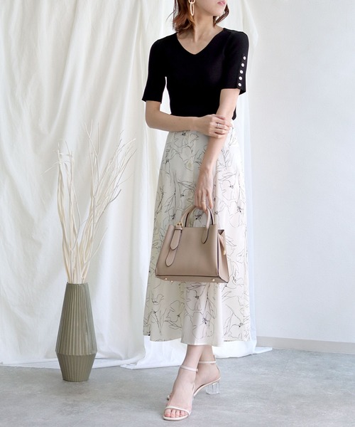 HER CLOSET(ハークローゼット)の「【cheriella】イージーケアCOOLタッチ袖ボタンVネックリブニット(ニット/セーター・レディース・ライトグリーン/アイボリー/グレイッシュベージュ/ブラック/ブルー・M)」の15枚目の写真