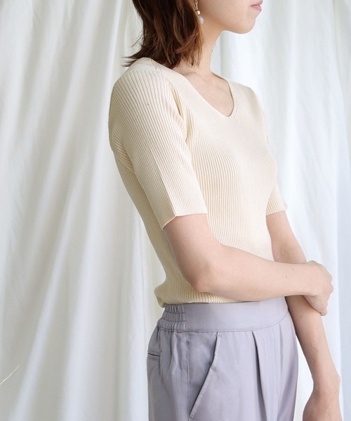 HER CLOSET(ハークローゼット)の「【cheriella】イージーケアCOOLタッチ袖ボタンVネックリブニット(ニット/セーター・レディース・ライトグリーン/アイボリー/グレイッシュベージュ/ブラック/ブルー・M)」の8枚目の写真