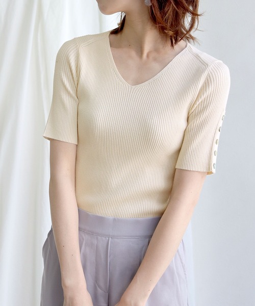 HER CLOSET(ハークローゼット)の「【cheriella】イージーケアCOOLタッチ袖ボタンVネックリブニット(ニット/セーター・レディース・ライトグリーン/アイボリー/グレイッシュベージュ/ブラック/ブルー・M)」の9枚目の写真