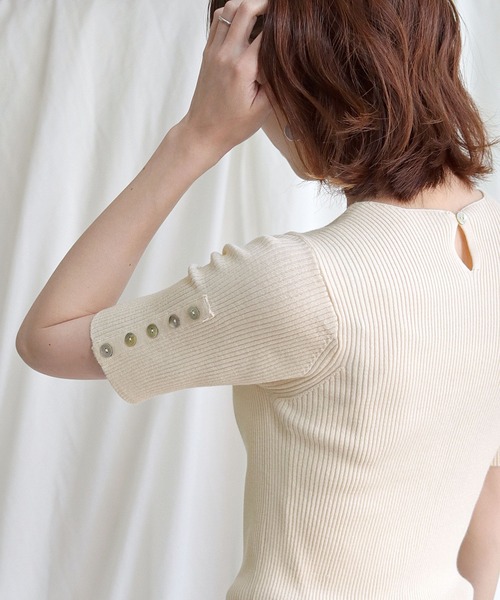 HER CLOSET(ハークローゼット)の「【cheriella】イージーケアCOOLタッチ袖ボタンVネックリブニット(ニット/セーター・レディース・ライトグリーン/アイボリー/グレイッシュベージュ/ブラック/ブルー・M)」の7枚目の写真