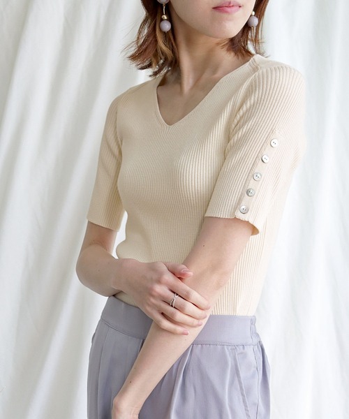 HER CLOSET(ハークローゼット)の「【cheriella】イージーケアCOOLタッチ袖ボタンVネックリブニット(ニット/セーター・レディース・ライトグリーン/アイボリー/グレイッシュベージュ/ブラック/ブルー・M)」の6枚目の写真