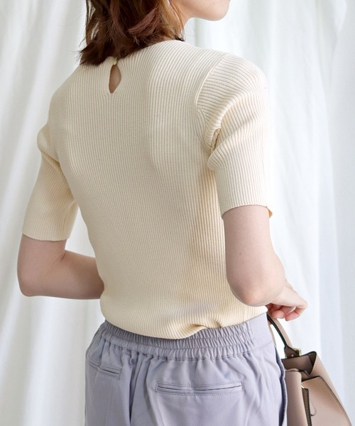 HER CLOSET(ハークローゼット)の「【cheriella】イージーケアCOOLタッチ袖ボタンVネックリブニット(ニット/セーター・レディース・ライトグリーン/アイボリー/グレイッシュベージュ/ブラック/ブルー・M)」の10枚目の写真