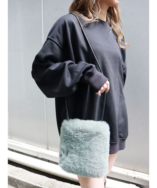 MURUA(ムルーア)の「フェイクファーショルダーバッグ(ショルダーバッグ・レディース・ブラウン/カーキ・FREE)」の2枚目の写真