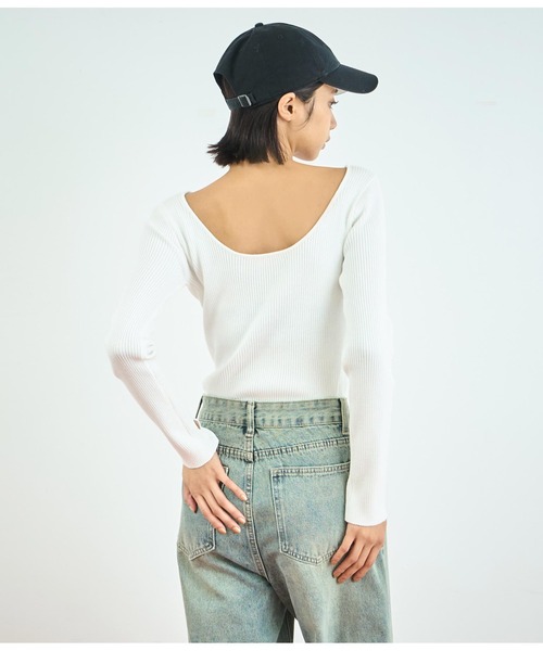 ANAP（アナップ）の「バックオープンサムホールリブニットトップス（ニット/セーター・レディース・ブラック/アイボリー/ブラウン/オレンジ/ダークブラウン/オフホワイト・FREE）」の2枚目の写真