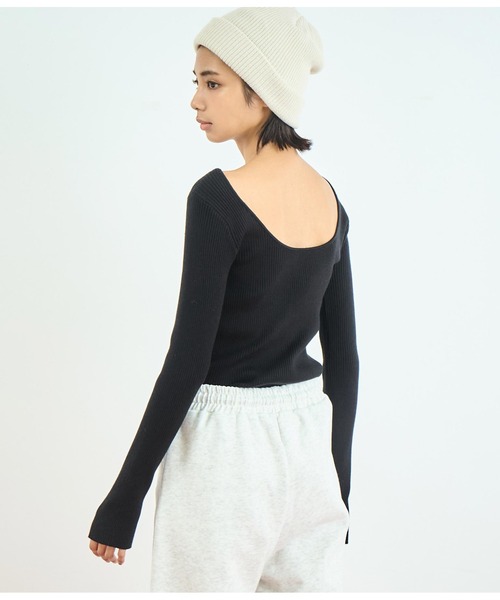 ANAP（アナップ）の「バックオープンサムホールリブニットトップス（ニット/セーター・レディース・ブラック/アイボリー/ブラウン/オレンジ/ダークブラウン/オフホワイト・FREE）」の4枚目の写真