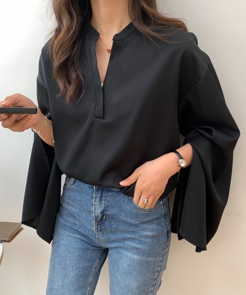 ABITOKYO(アビトーキョー)の「スリットフレアスリーブキーネックブラウス(シャツ/ブラウス・レディース・モカ/アイボリー/ブラック・M/L)」の1枚目の写真