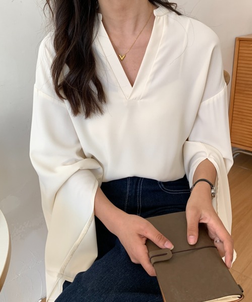 ABITOKYO(アビトーキョー)の「スリットフレアスリーブキーネックブラウス(シャツ/ブラウス・レディース・モカ/アイボリー/ブラック・M/L)」の4枚目の写真