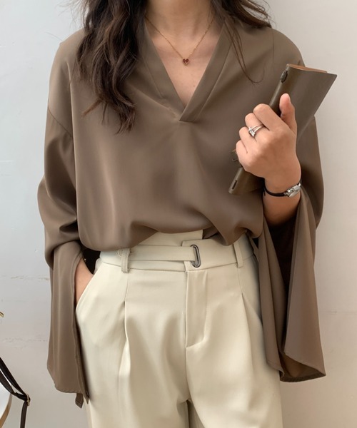 ABITOKYO(アビトーキョー)の「スリットフレアスリーブキーネックブラウス(シャツ/ブラウス・レディース・モカ/アイボリー/ブラック・M/L)」の11枚目の写真