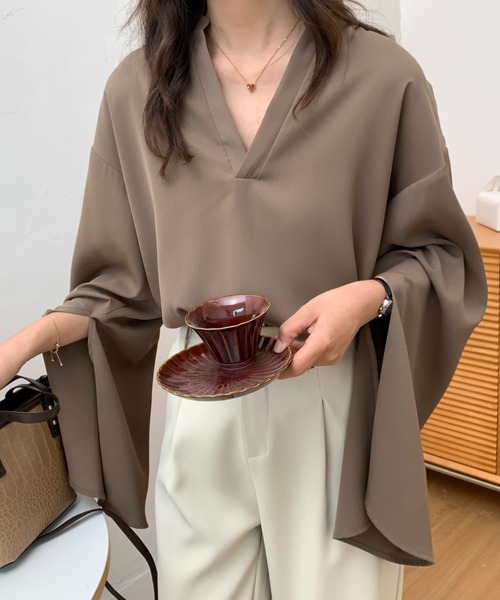 ABITOKYO(アビトーキョー)の「スリットフレアスリーブキーネックブラウス(シャツ/ブラウス・レディース・モカ/アイボリー/ブラック・M/L)」の9枚目の写真
