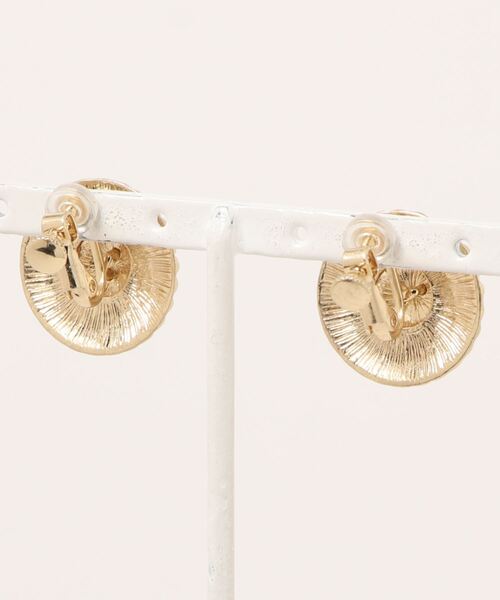 ROPE'(ロペ)の「【雑誌掲載】クラシカルモチーフイヤリング(イヤリング・レディース・ゴールド・FREE)」の2枚目の写真