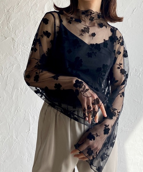 She's Closet(シーズクローゼット)の「花柄長袖フレアスリーブメロウハイネックシアーチュールトップス(Tシャツ/カットソー・レディース・モカ/オフホワイト/ブラック・FREE)」の2枚目の写真