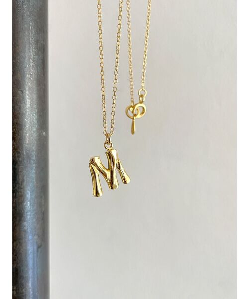 Ungrid（アングリッド）の「イニシャルモチーフネックレス M（ネックレス・レディース・ゴールド・FREE）」の3枚目の写真