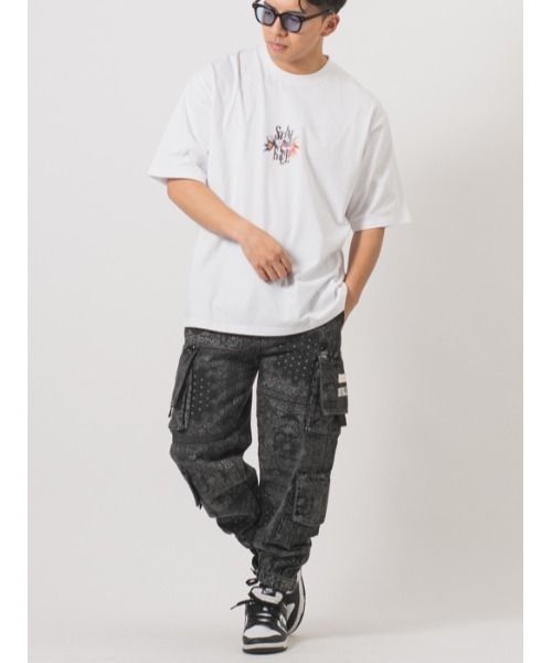 RE730(アールイーセブンサーティー)の「RE730 バックのフラワーコラージュが鮮やかな半袖Tシャツ ビッグシルエット(Tシャツ/カットソー・メンズ・ブラック/オフホワイト/ターコイズブルー・MEDIUM/LARGE/X-LARGE)」の8枚目の写真