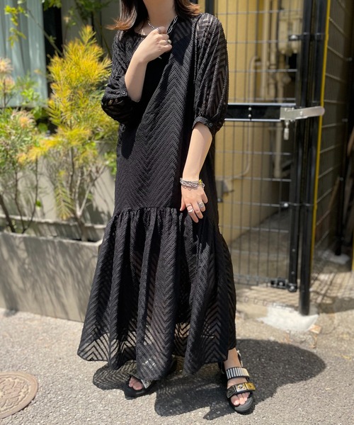 mi via loca(ミヴィアロカ)の「トライバル柄シアーティアードワンピース(インナー付き)(ワンピース・レディース・ブラック/グレー/オフホワイト・FREE)」の1枚目の写真