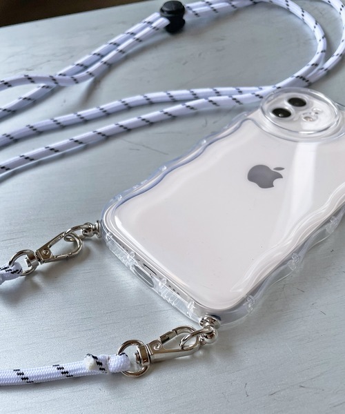 SPINNS（スピンズ）の「【ストラップホール付き】うねうねデザイン クリアスマホケース（スマホグッズ・レディース・クリア/ホワイト/ホワイト系その他・12/13/11/7/8/14/14h/13h/15 /16/iPhone 7/8/SE(第2/第3世代)）」の4枚目の写真