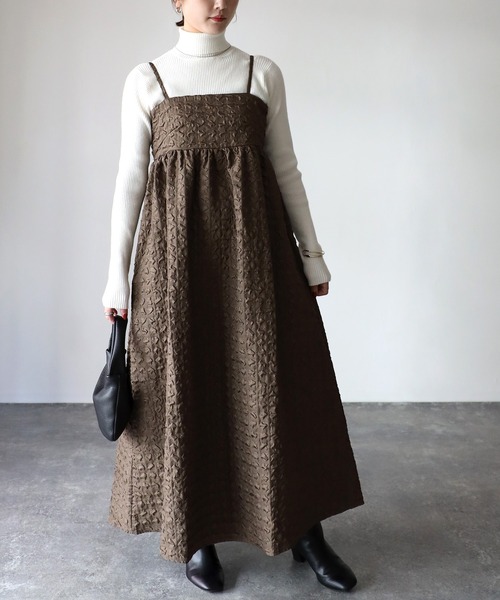 Riberry(リベリー)の「ふくれジャガードバックシャンキャミワンピース(ワンピース・レディース・ベージュ/ブラウン/ブラック・MEDIUM)」の4枚目の写真