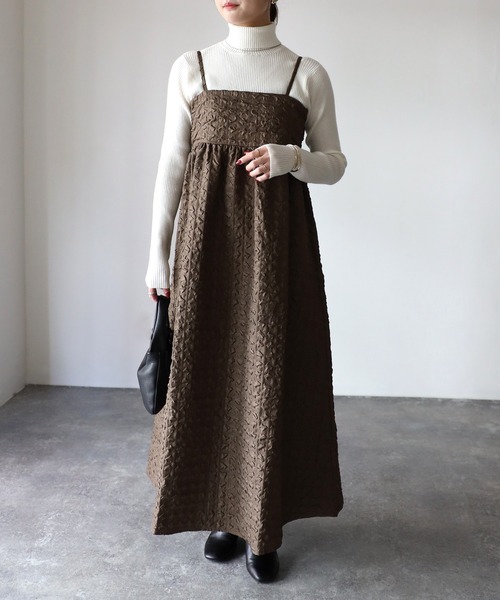 Riberry(リベリー)の「ふくれジャガードバックシャンキャミワンピース(ワンピース・レディース・ベージュ/ブラウン/ブラック・MEDIUM)」の5枚目の写真