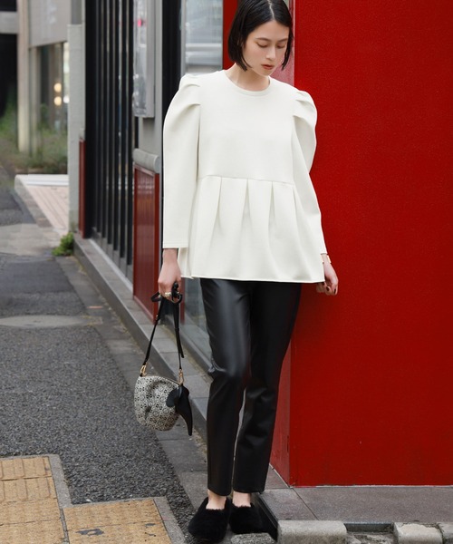 ELFRANK(エルフランク)の「ダンボールニットパワーショルダーペプラムプルオーバー(Tシャツ/カットソー・レディース・グレー/ブラック/オフホワイト・FREE)」の5枚目の写真