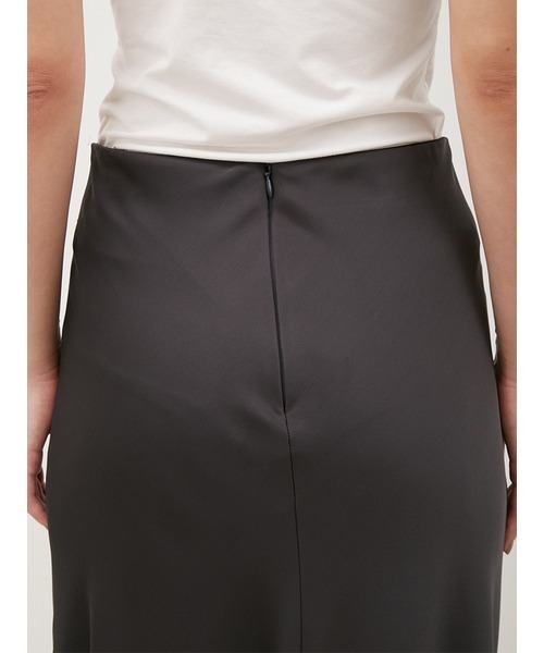 Mila Owen（ミラオーウェン）の「【WEB限定サイズあり】バイアスサテンナロースカート（スカート・レディース・ベージュ/チャコールグレー/アイボリー・00/0/1）」の8枚目の写真