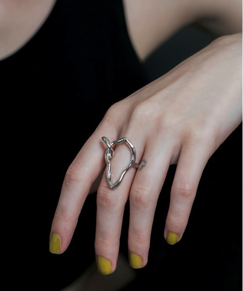 LAPUIS(ラピュイ)の「LAPUIS(ラピュイ)NUANCE DRAWING RING(リング・レディース・ゴールド/シルバー・11号/13号)」の2枚目の写真