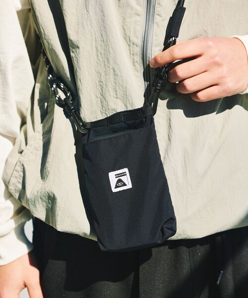 POLeR（ポーラー）の「POLeR × FREAK'S STORE/ポーラー × フリークスストア 別注 NYLON PHONE BAG / ナイロン フォーンバッグ（ショルダーバッグ・メンズ・ブラック/グレー/ベージュ・ONE SIZE）」の5枚目の写真