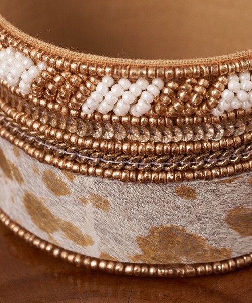 CIAOPANIC（チャオパニック）の「【Aguni/アグニ】ハラコビーズバングル（バングル/リストバンド・レディース・ベージュ・FREE）」の2枚目の写真