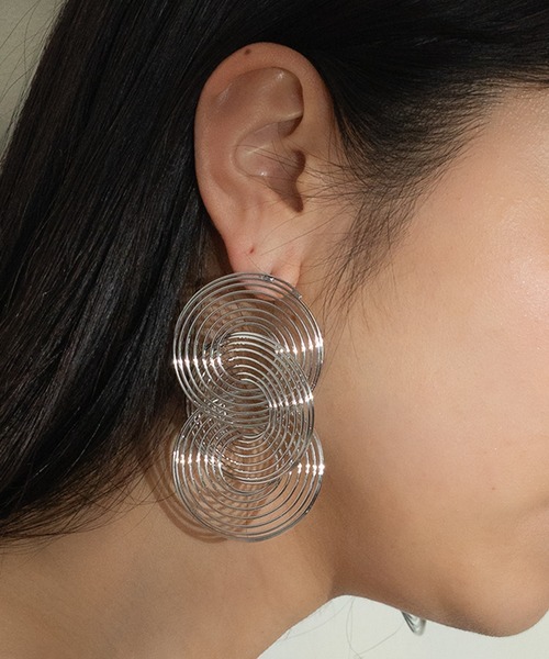 voov（ブーブ）の「スパイラルモチーフ ゴージャス ビッグ ピアス（ピアス（両耳用）・レディース・シルバー/ゴールド・フリー）」の3枚目の写真