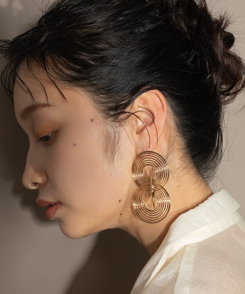 voov（ブーブ）の「スパイラルモチーフ ゴージャス ビッグ ピアス（ピアス（両耳用）・レディース・シルバー/ゴールド・フリー）」の6枚目の写真