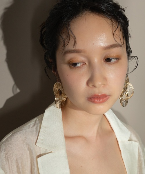 voov（ブーブ）の「スパイラルモチーフ ゴージャス ビッグ ピアス（ピアス（両耳用）・レディース・シルバー/ゴールド・フリー）」の7枚目の写真