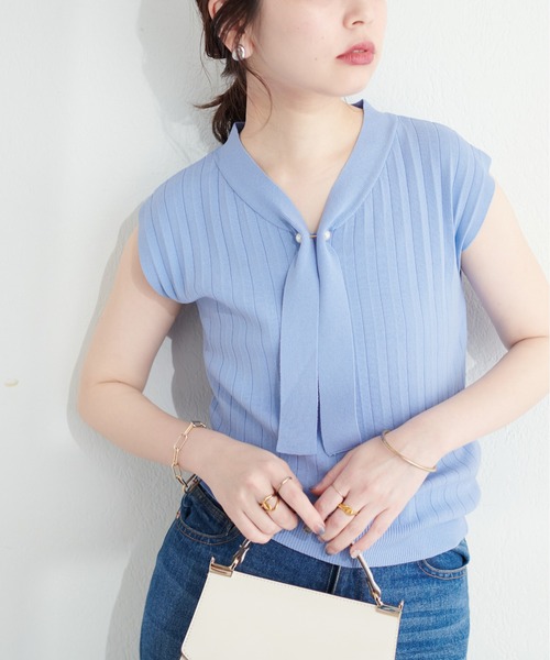 natural couture（ナチュラルクチュール）の「パールバー付ボウタイニットプルオーバー（キャミソール・レディース・アイボリー/グレイッシュベージュ/ブラック/ネイビー/パープル/ブルー系その他・FREE）」の2枚目の写真