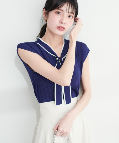 natural couture（ナチュラルクチュール）の「パールバー付ボウタイニットプルオーバー（キャミソール・レディース・アイボリー/グレイッシュベージュ/ブラック/ネイビー/パープル/ブルー系その他・FREE）」の5枚目の写真