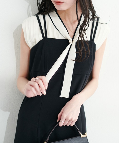 natural couture（ナチュラルクチュール）の「パールバー付ボウタイニットプルオーバー（キャミソール・レディース・アイボリー/グレイッシュベージュ/ブラック/ネイビー/パープル/ブルー系その他・FREE）」の3枚目の写真