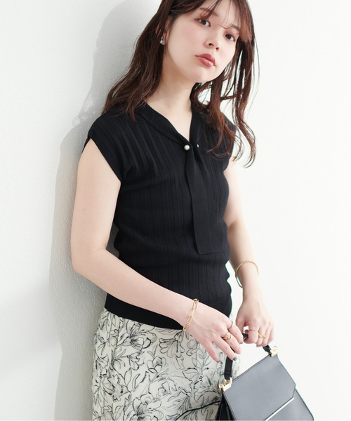 natural couture（ナチュラルクチュール）の「パールバー付ボウタイニットプルオーバー（キャミソール・レディース・アイボリー/グレイッシュベージュ/ブラック/ネイビー/パープル/ブルー系その他・FREE）」の4枚目の写真