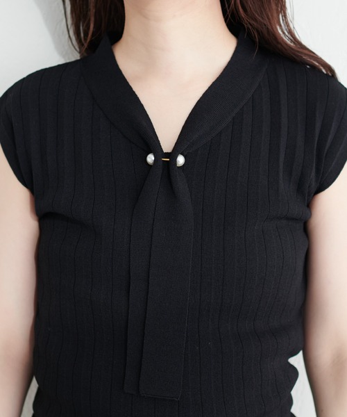 natural couture（ナチュラルクチュール）の「パールバー付ボウタイニットプルオーバー（キャミソール・レディース・アイボリー/グレイッシュベージュ/ブラック/ネイビー/パープル/ブルー系その他・FREE）」の10枚目の写真