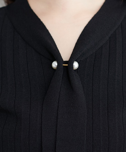 natural couture（ナチュラルクチュール）の「パールバー付ボウタイニットプルオーバー（キャミソール・レディース・アイボリー/グレイッシュベージュ/ブラック/ネイビー/パープル/ブルー系その他・FREE）」の9枚目の写真