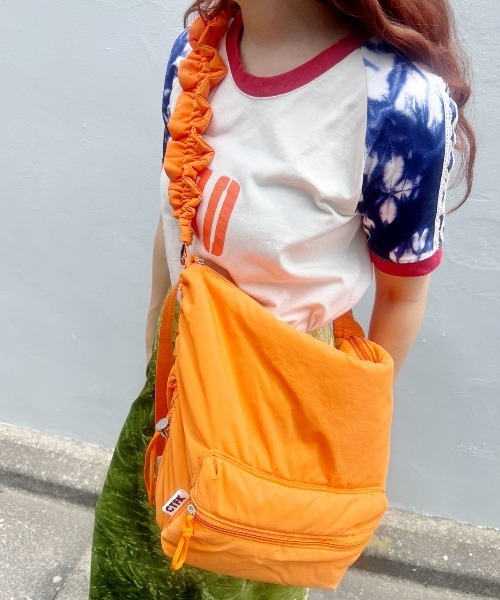 CONTROL FREAK（コントロールフリーク）の「CONTROL FREAK / CTFK（コントロールフリーク）撥水ギャザービッグショルダーバッグ（ショルダーバッグ・レディース・チャコール/オレンジ/ピンク/ブルー/シルバー/アイボリー・FREE）」の5枚目の写真