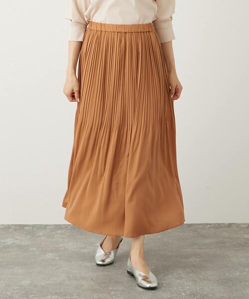 光沢を抑えたシックな雰囲気が魅力のプリーツロングスカート 