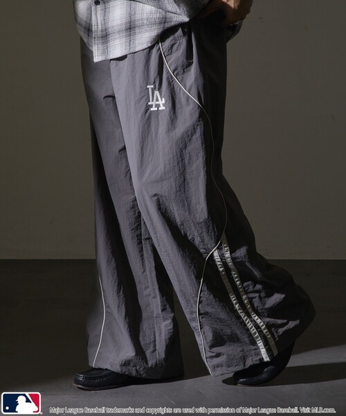 MLB(メジャーリーグベースボール)の「MLB/メジャーリーグベースボール MLB 別注ナイロンラインパイピングパンツ/トラックパンツ(限定展開)(その他パンツ・メンズ・ネイビー/グレー/ブラック・LARGE/MEDIUM/SMALL)」の1枚目の写真