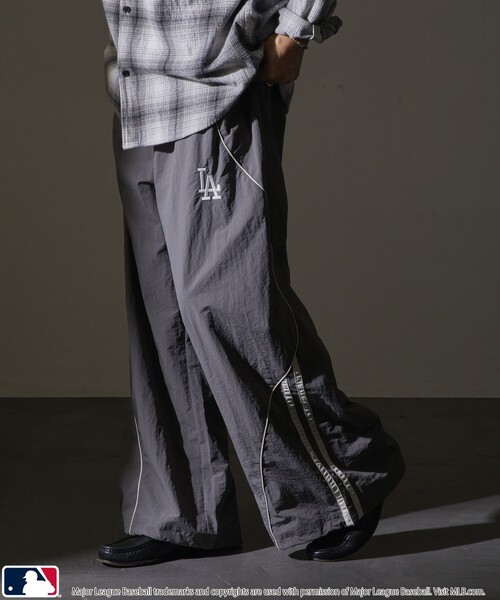 MLB(メジャーリーグベースボール)の「MLB/メジャーリーグベースボール MLB 別注ナイロンラインパイピングパンツ/トラックパンツ(限定展開)(その他パンツ・メンズ・ネイビー/グレー/ブラック・LARGE/MEDIUM/SMALL)」の17枚目の写真