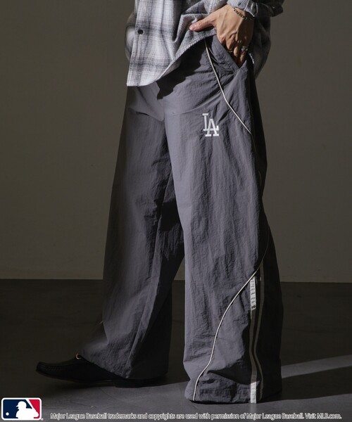 MLB(メジャーリーグベースボール)の「MLB/メジャーリーグベースボール MLB 別注ナイロンラインパイピングパンツ/トラックパンツ(限定展開)(その他パンツ・メンズ・ネイビー/グレー/ブラック・LARGE/MEDIUM/SMALL)」の18枚目の写真